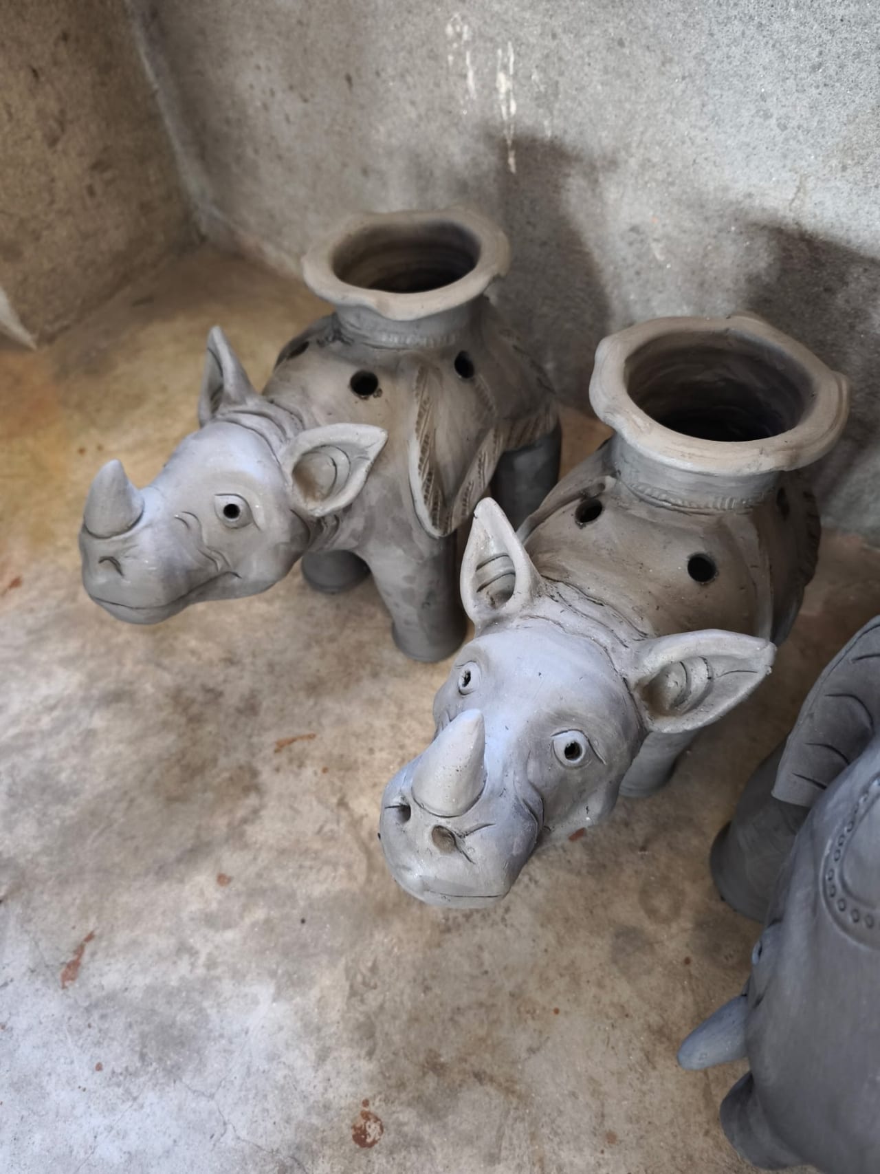 Sculptures de rhinocéros en argile crue — atelier céramique Népal