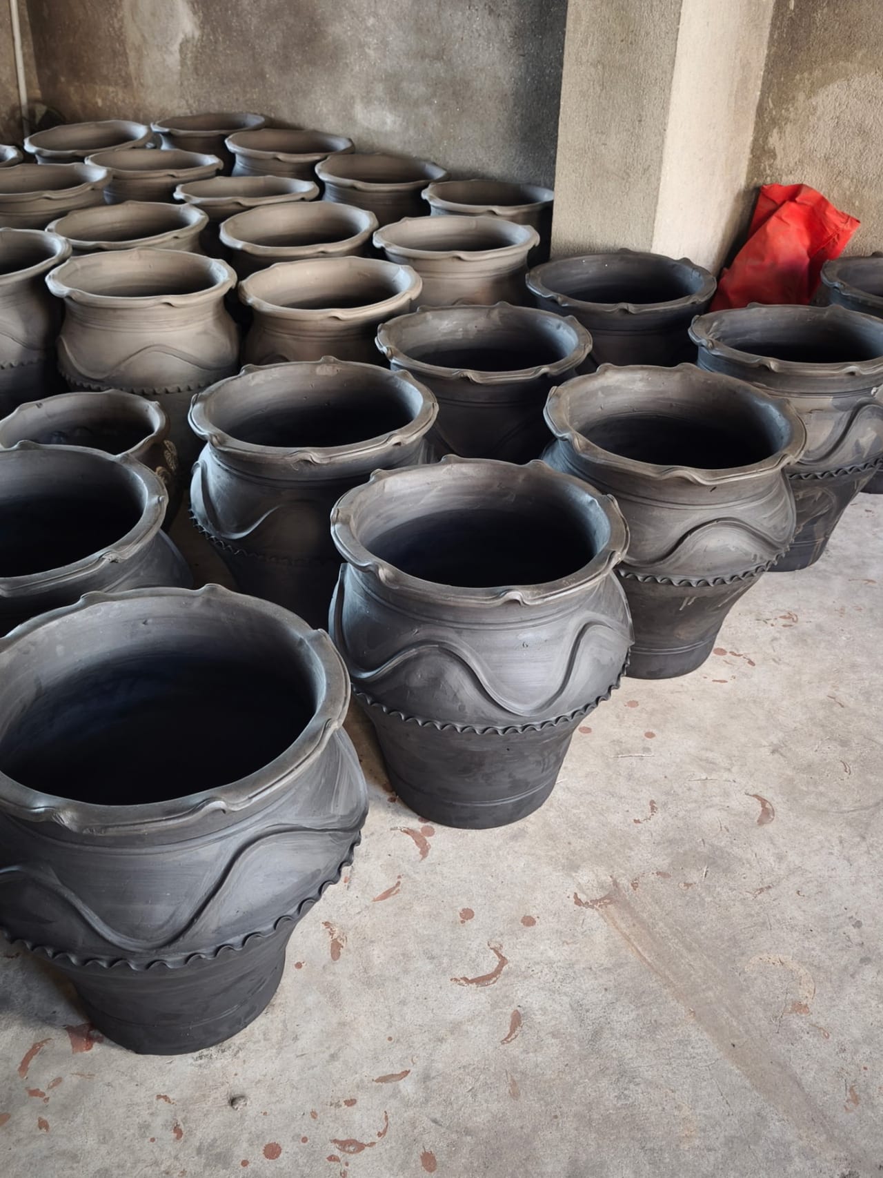 Grandes jarres d'argile noire — atelier de la vallée de Katmandou