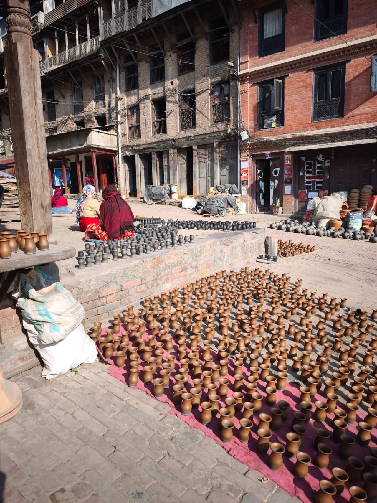 Place des potiers de Bhaktapur — séchage des vases d'argile au soleil, artisanat népalais authentique
