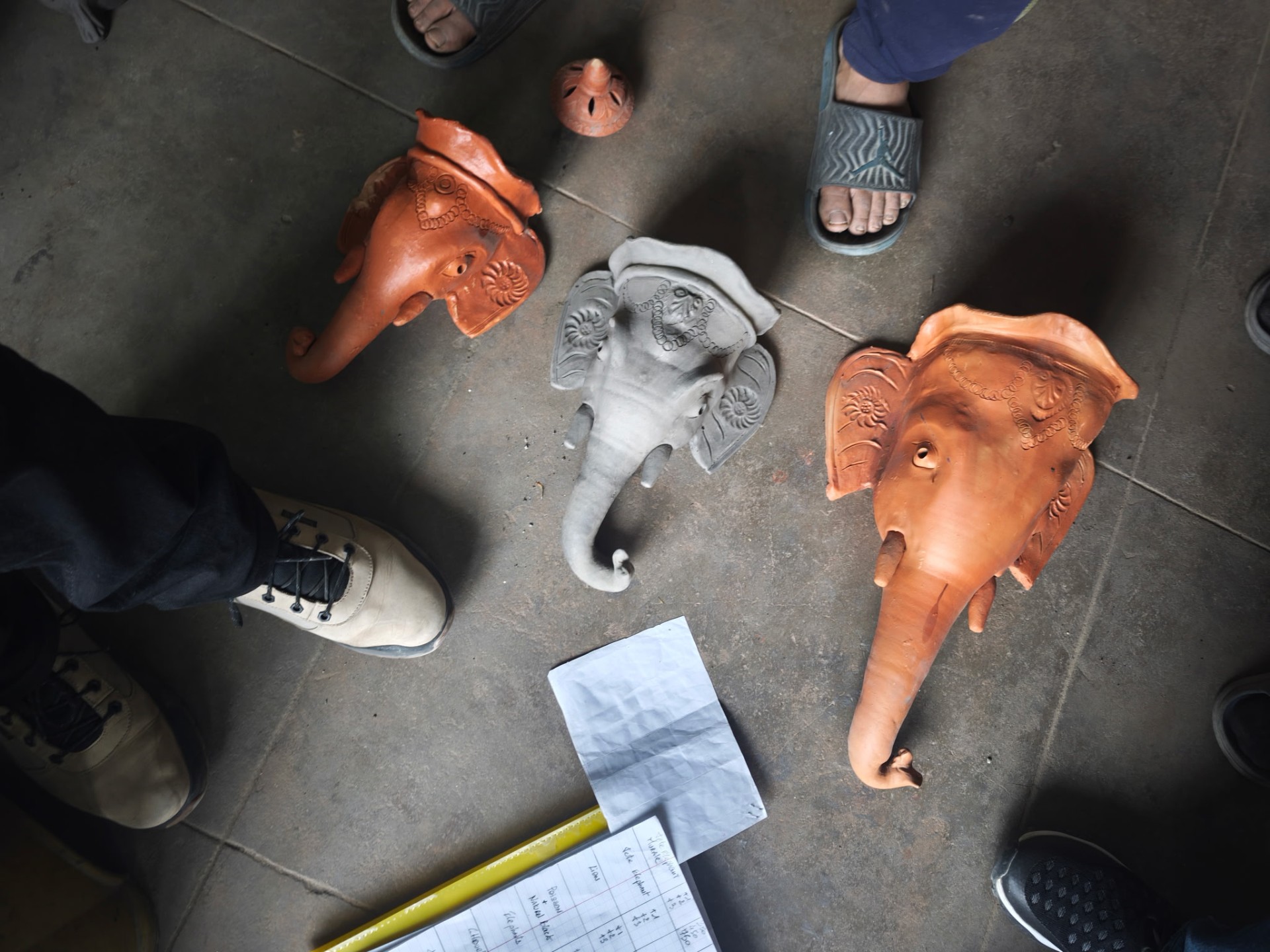 Têtes de Ganesh en argile rouge et grise